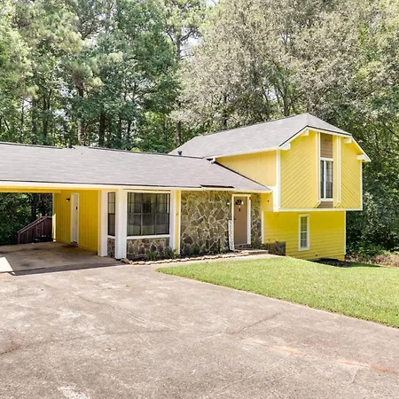 Fairburn Home With 2 Decks, Grill And Outdoor Dining!